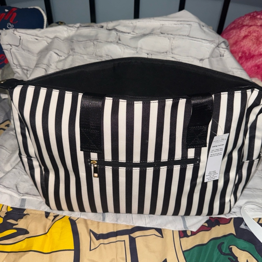 NEW Alice + Olivia X FABFITFUN DUFFLE BAG Positano Stripe Black White